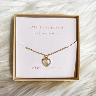 Dainty Heart Necklace Gold/Shell Pearl