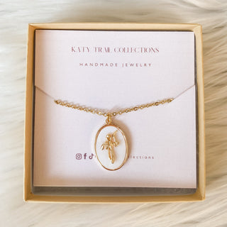 Birth Month Flower Necklace Gold/Shell Pearl