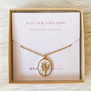 Birth Month Flower Necklace Gold/Shell Pearl